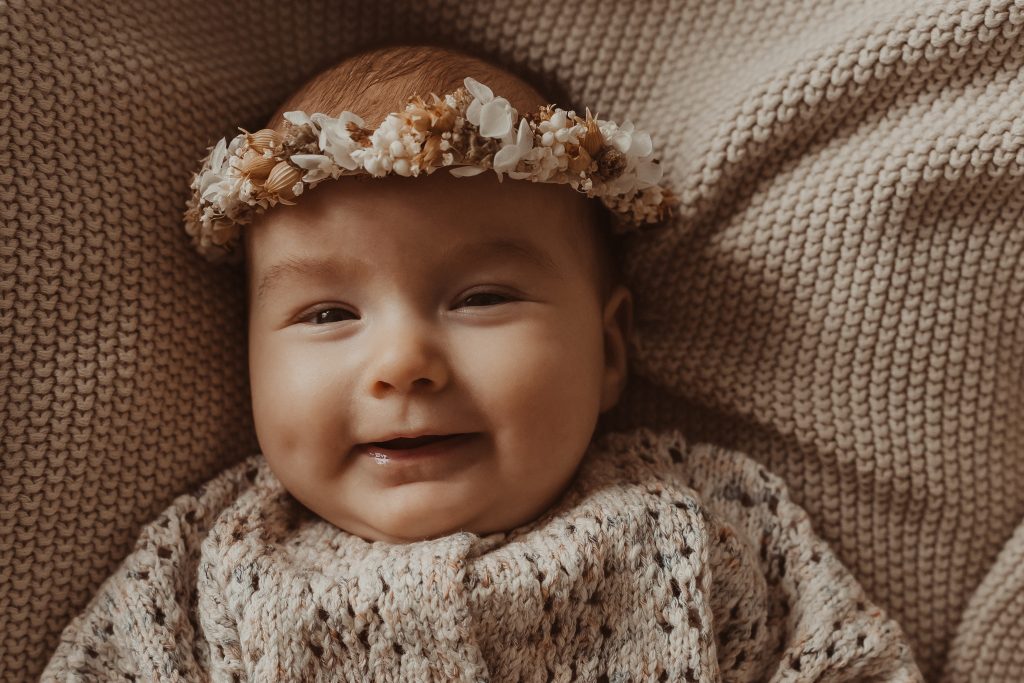 Newborn Shooting – Baby mit Haarkranz. Natürliche Neugeborenenfotografie