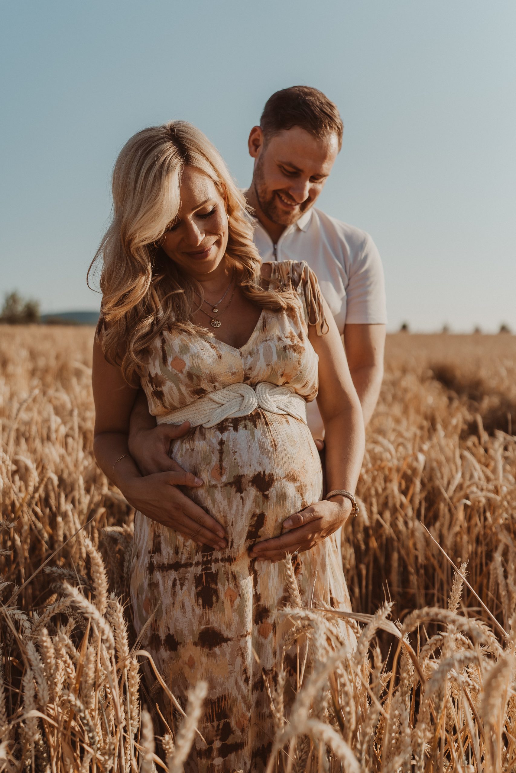 romatische Babybauchfotografie in Balingen - Outdoorshooting im Weizenfeld