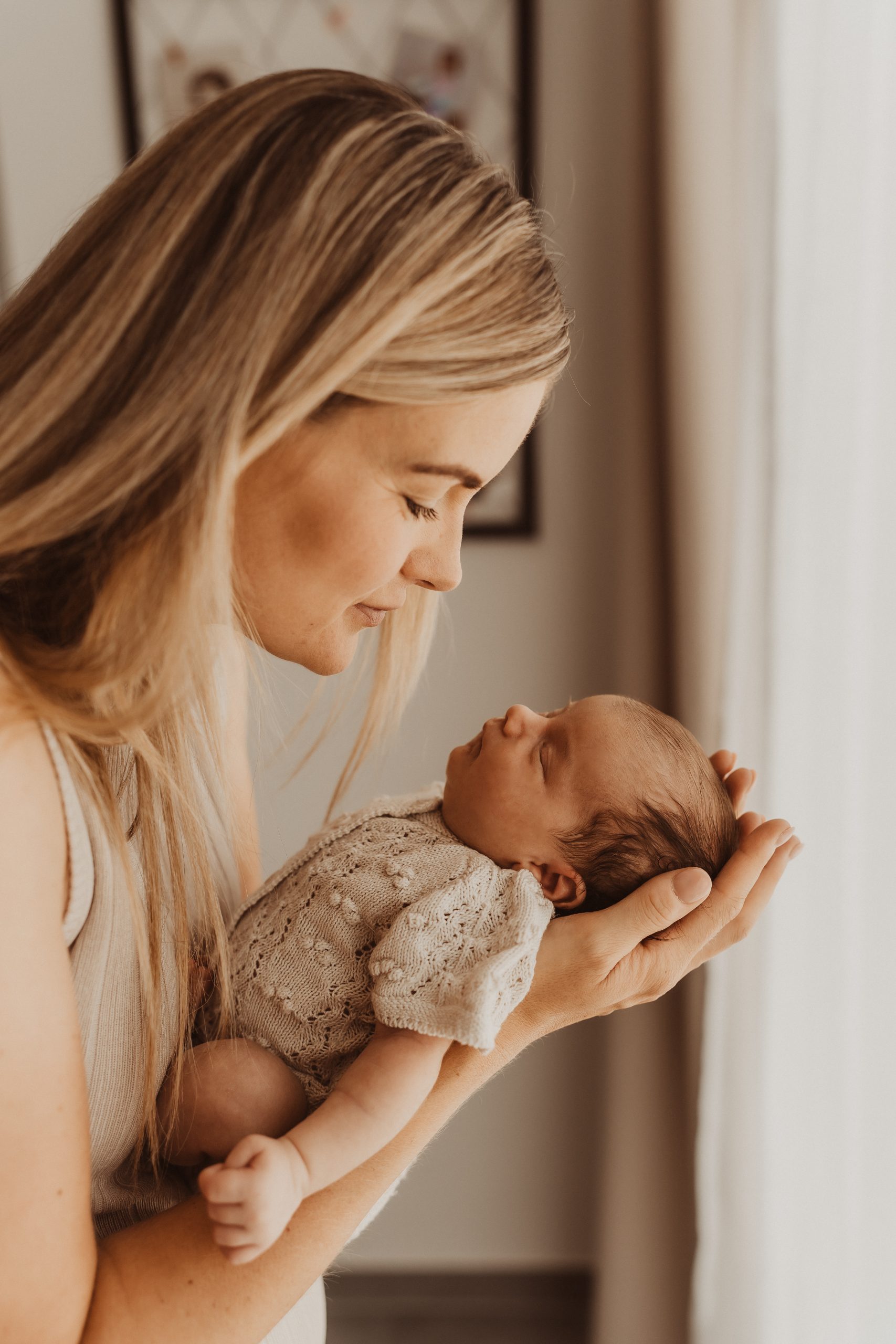 Inniger Moment – schlafendes Baby auf Mamas Arm, voller Liebe & Geborgenheit