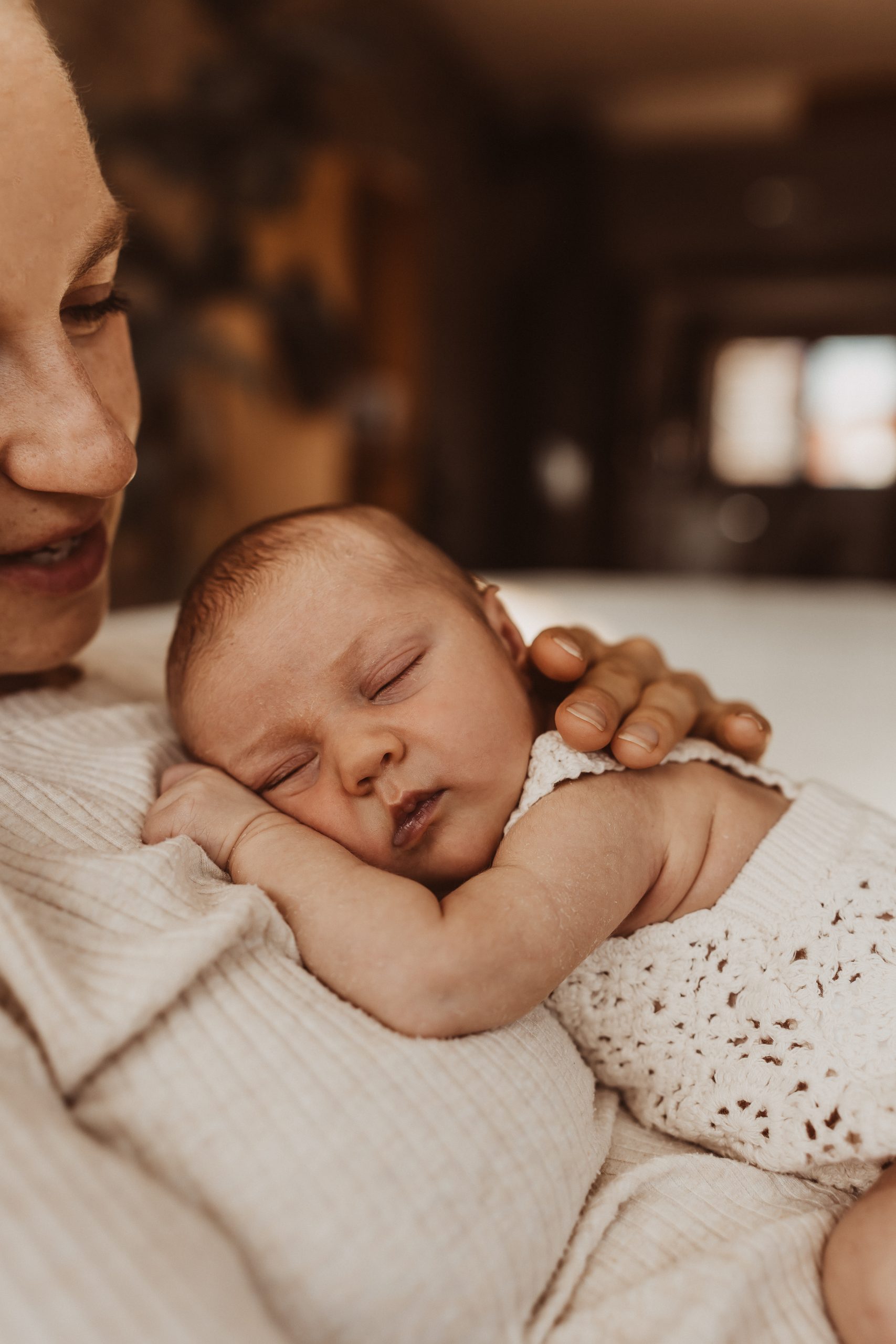 Newbornshooting - Baby liegt schlafend auf der Brust seiner Mutter
