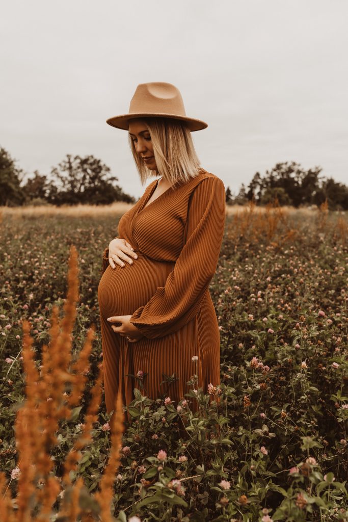 EIne schwangere beim Babybauchshooting im Kleefeld Balingen und Umgebung